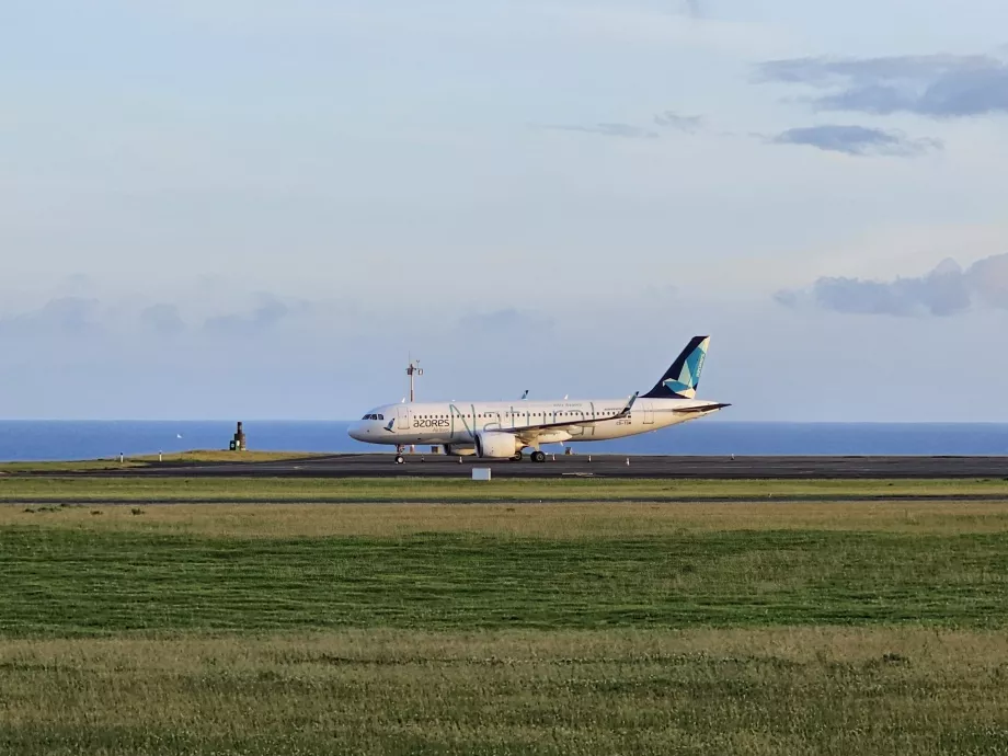 Azores Airlines, Airbus A320 med texten "Natural"