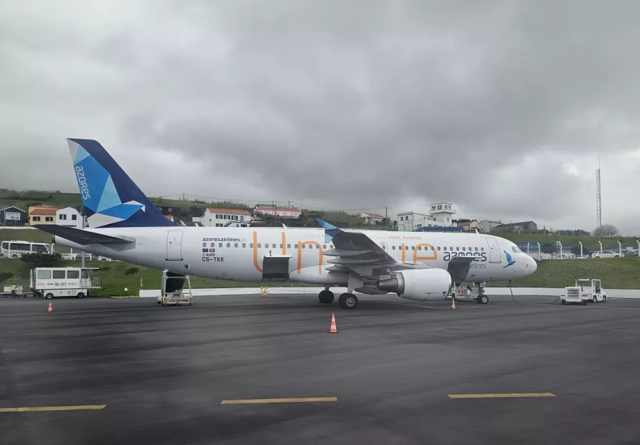 Azores Airlines, Airbus A320 med inskriptionen "Unique"