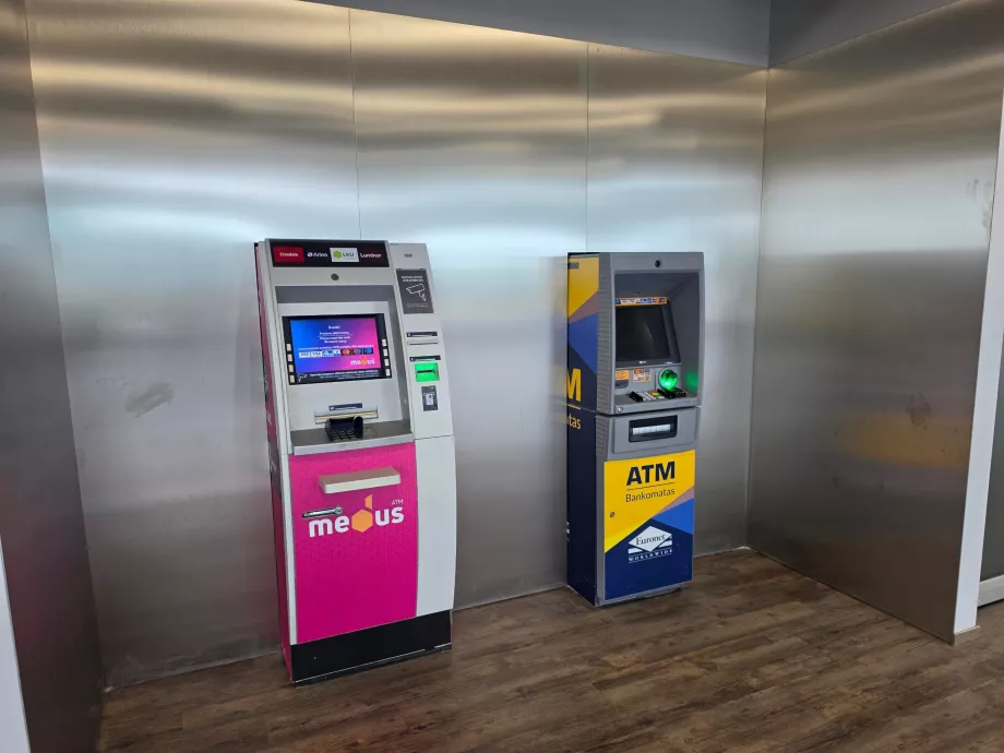 Bankomat i ankomsthallen