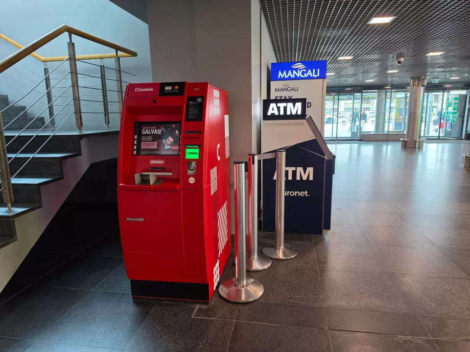 Bankomater i ankomsthallen