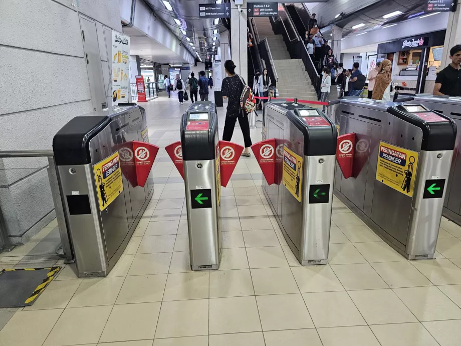 Vändkors vid ingången till tunnelbanan