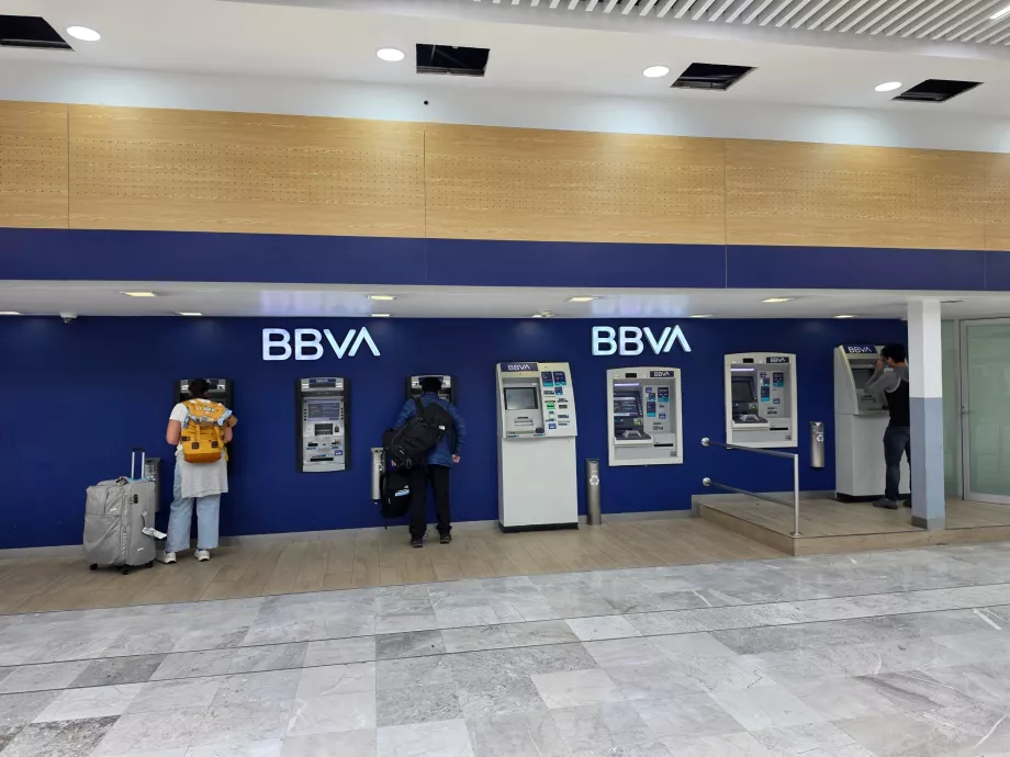 Bankomater i ankomsthallen