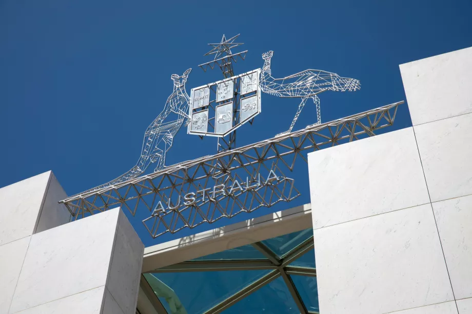 Australiens vapensköld ovanför ingången till parlamentet