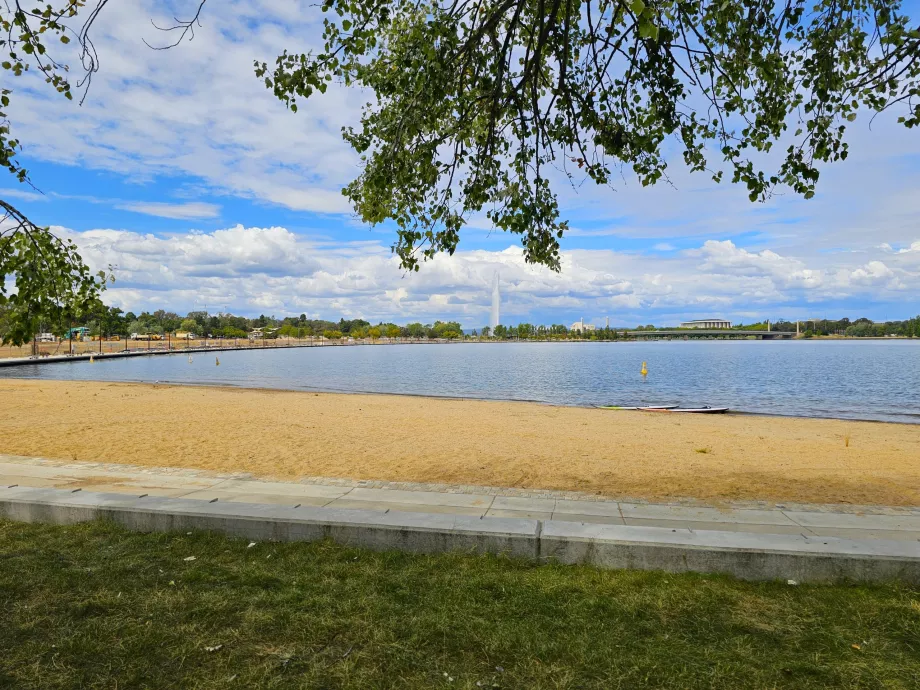 Strand vid sjön