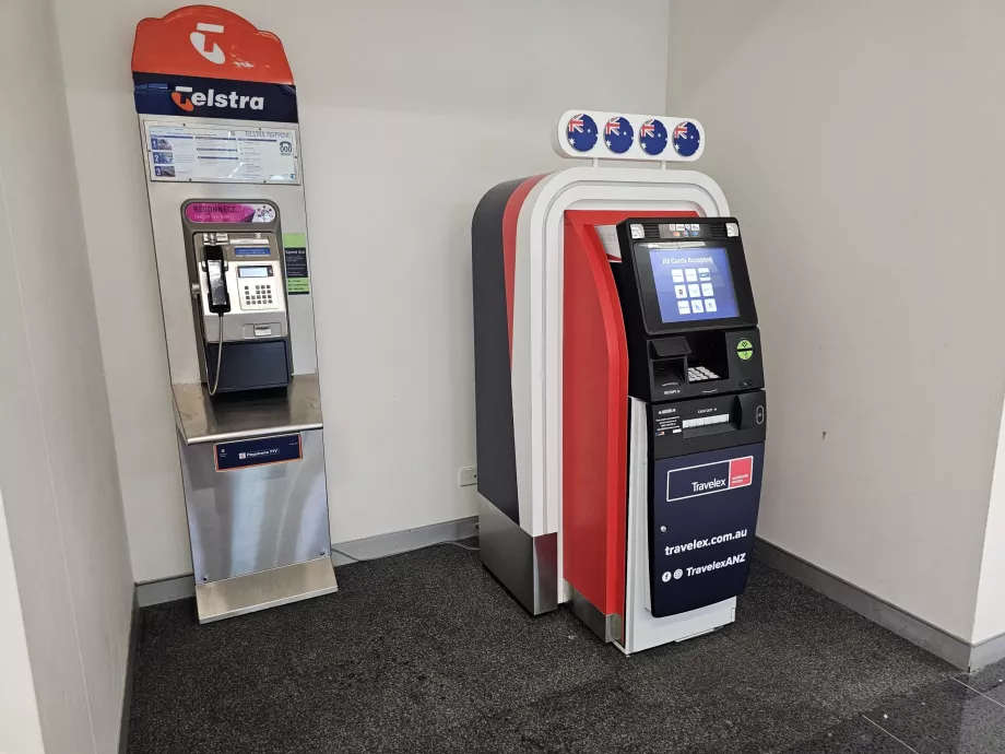 Bankomat i ankomsthallen