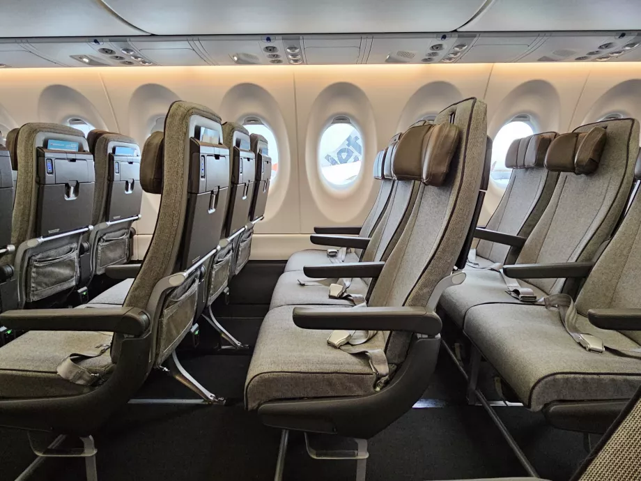 Säten i ekonomiklass, Airbus A220