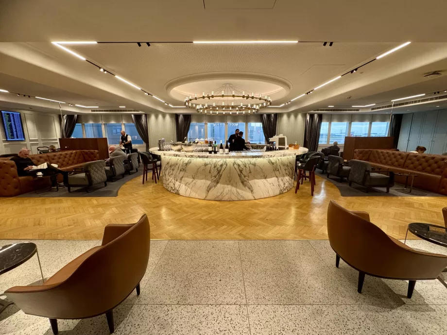 Lounge med bar på övre våningen