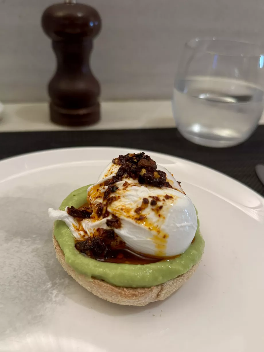 Avokado toast med ägg och chili