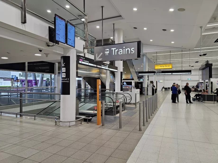 Ingång till tågstationen från terminalerna T2 och T3