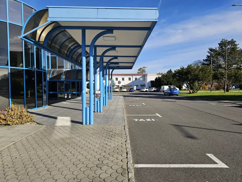 Taxistation framför ankomsthallen