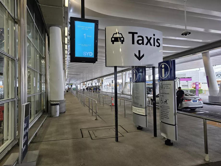 Taxistation framför Terminal 2
