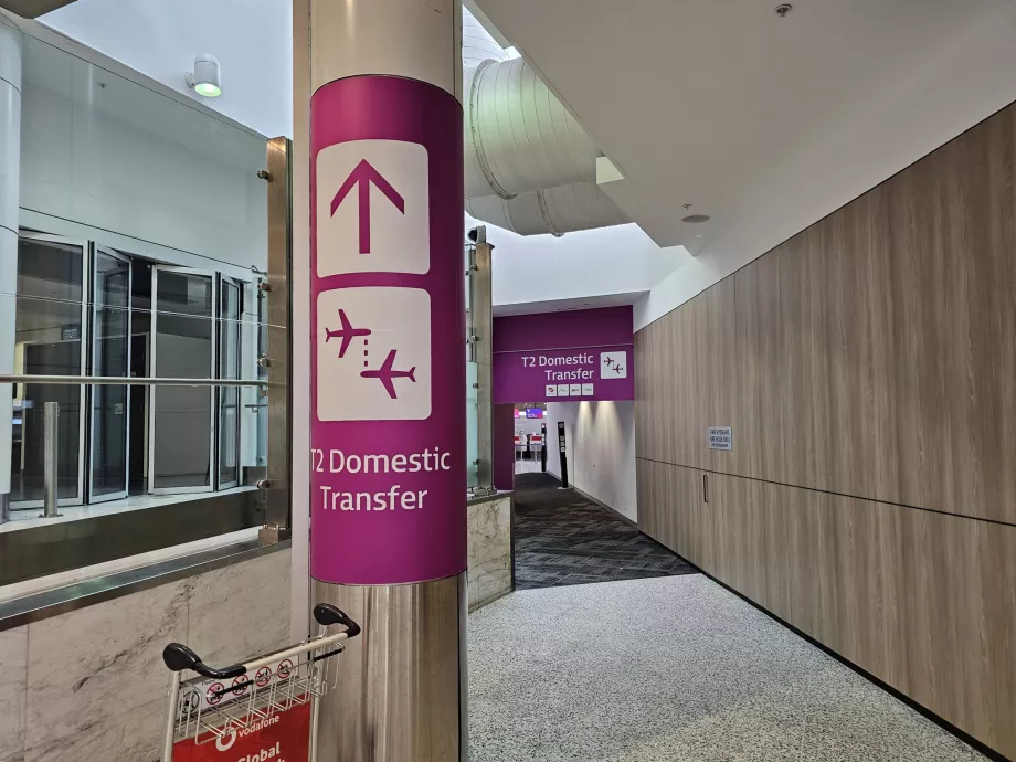Skyltar vid Terminal 1 för transfer till Terminal 2