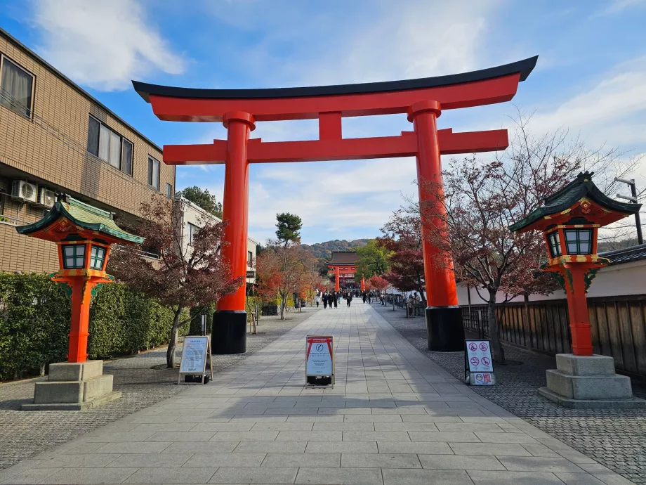 Entrézon för fotgängare från tågstationer