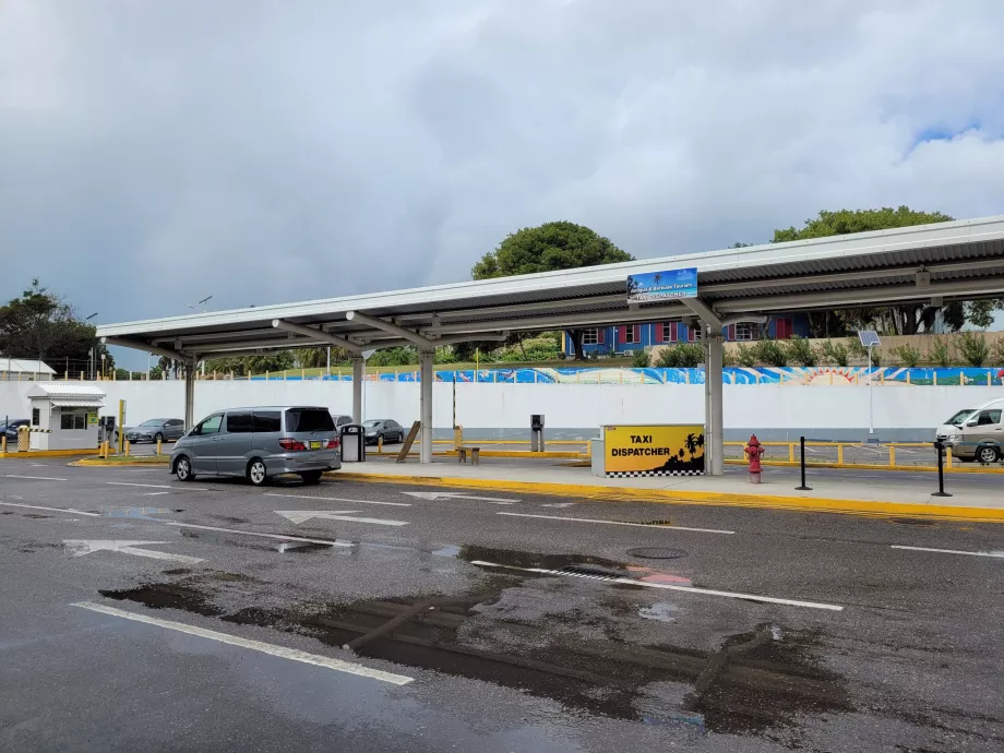 Taxistation framför den nya terminalen