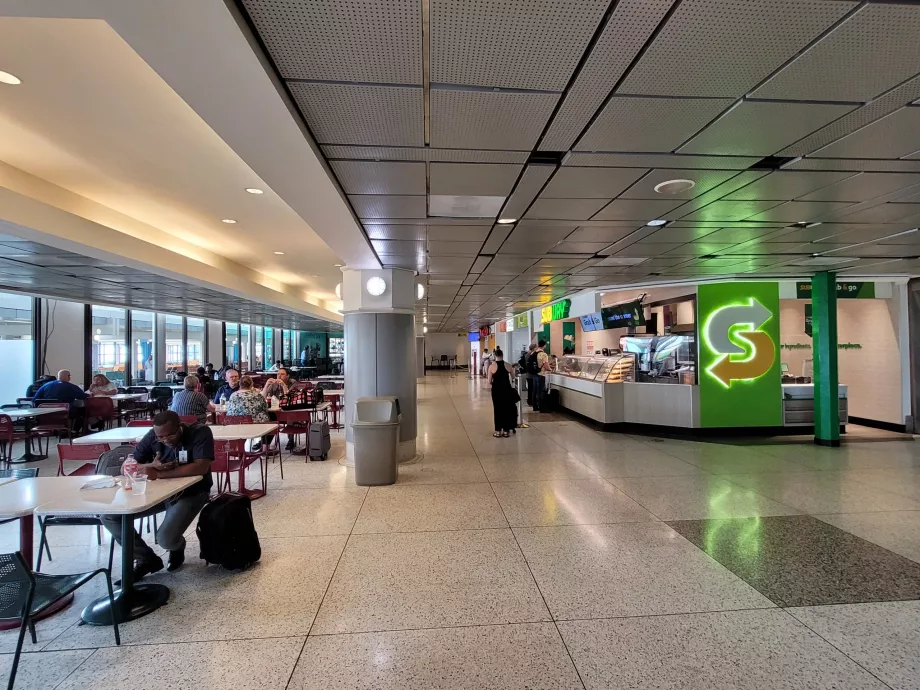 Liten Food Court i transitområdet