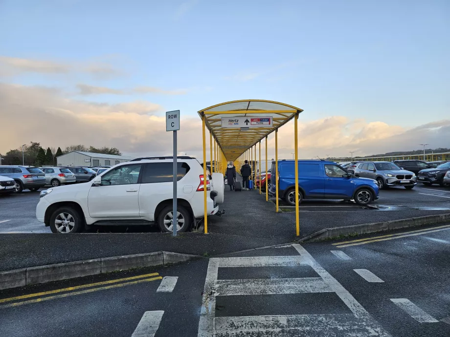 Gångväg till biluthyrningsföretag