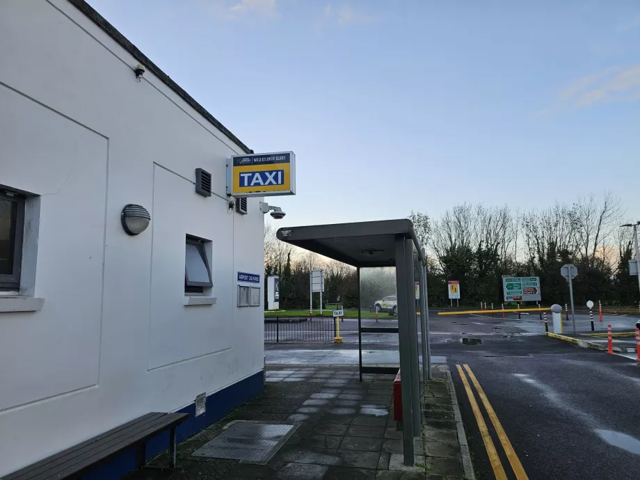 Taxistation och busshållplats