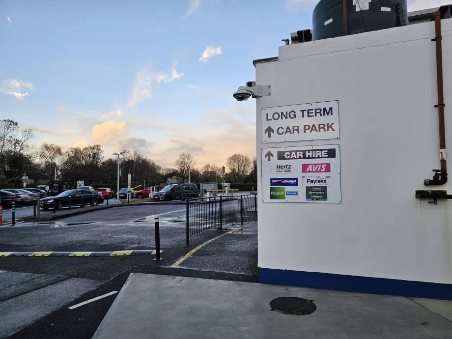 Gångväg till biluthyrningsföretag