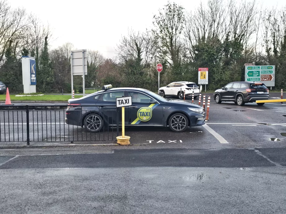 Taxistation framför terminalen