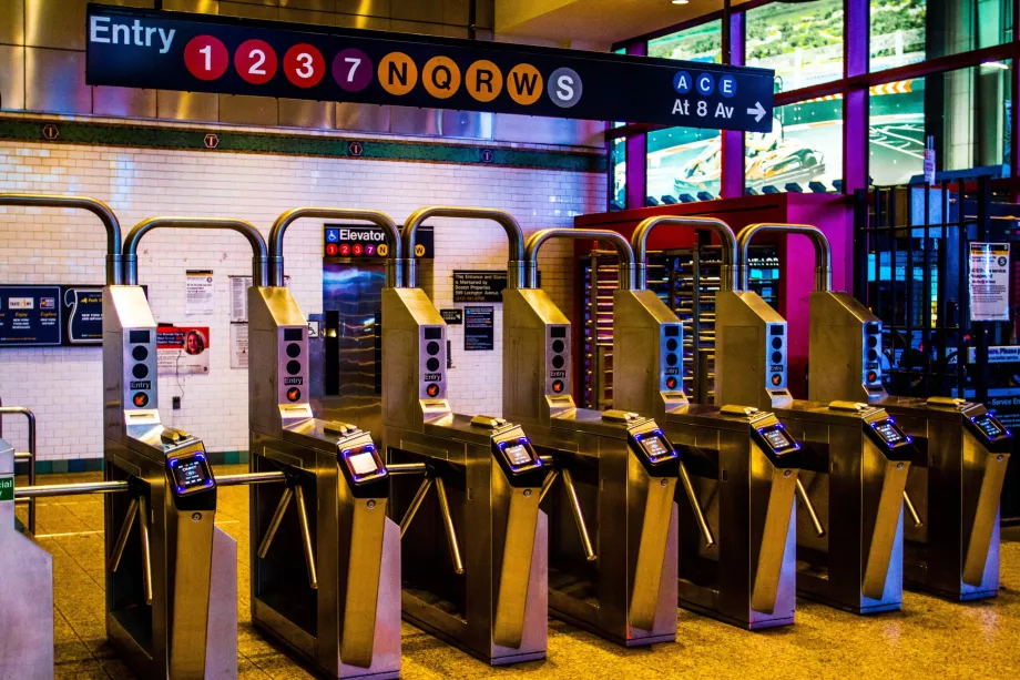 Vändkors vid ingången till stationen