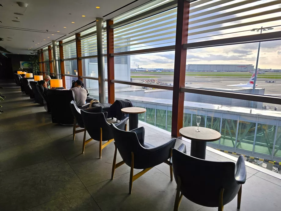 Fåtöljer med utsikt över asfalten