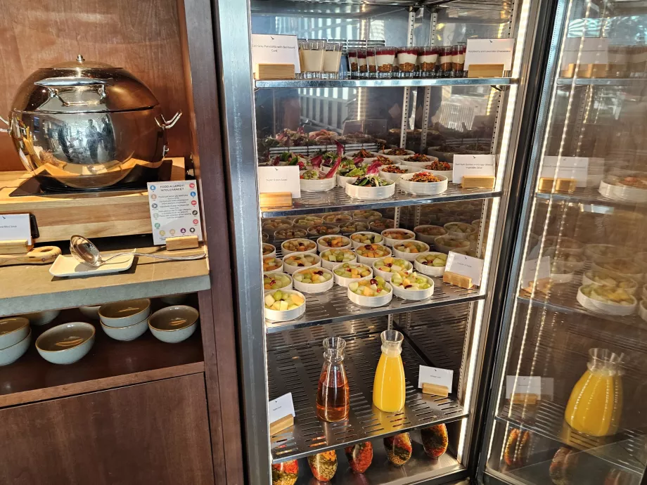 Frukt, panna cotta, juicer och grönsakssallader