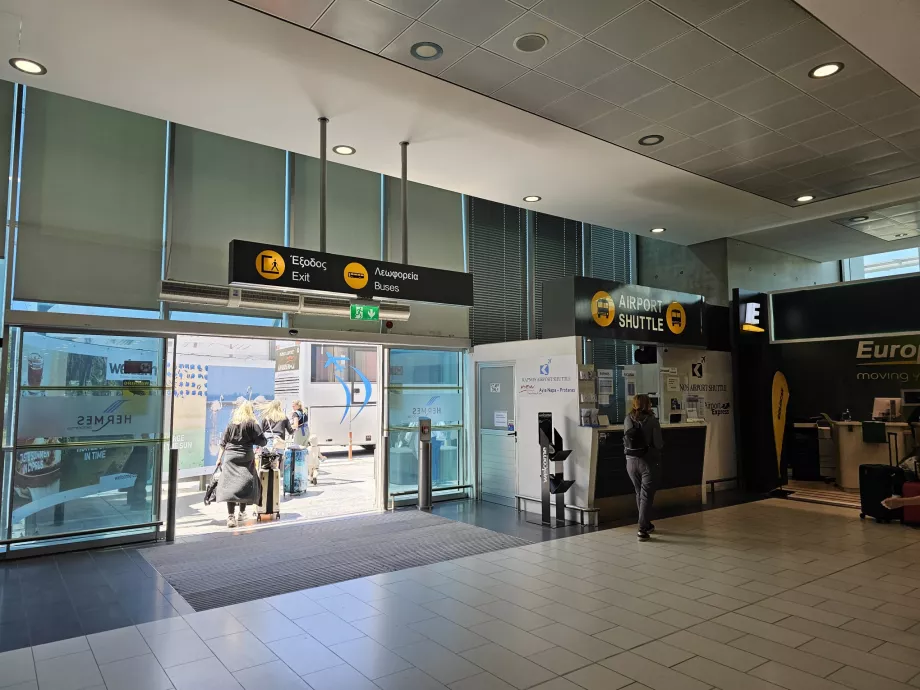 Utgång till Kapnos bussar och resebyråer