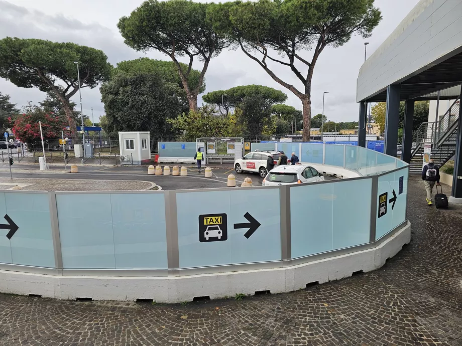 Taxistation framför ankomsthallen