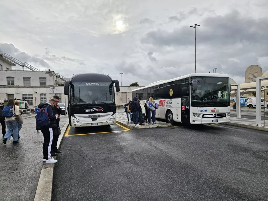 Expressbussar stannar i riktning mot Roma Termini