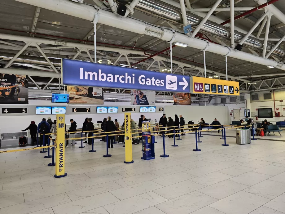 Avgångshall med incheckningsdiskar