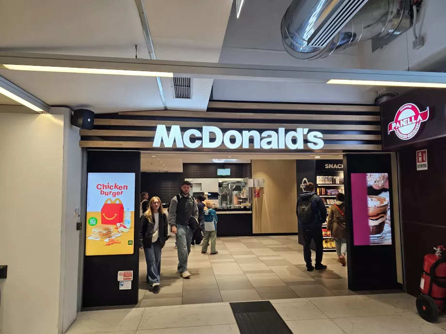 McDonald's i avgångshallen, allmän plats
