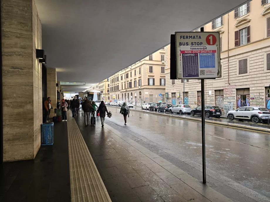 Expressbussen stannar framför Roma Termini-stationen