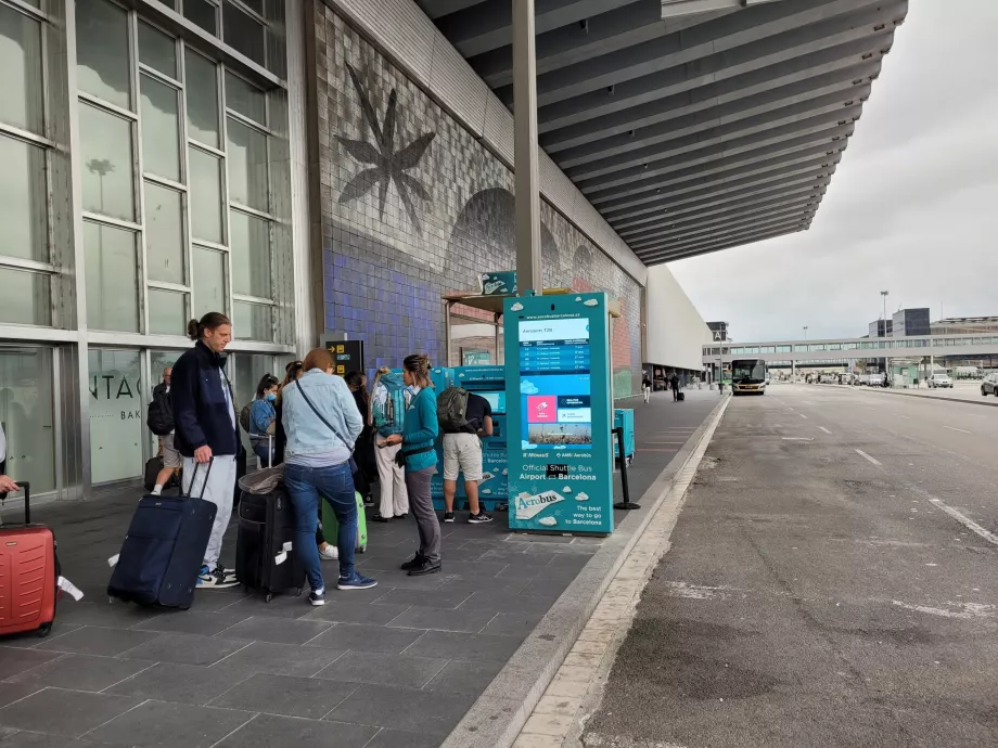 Aerobus stannar framför Terminal 2