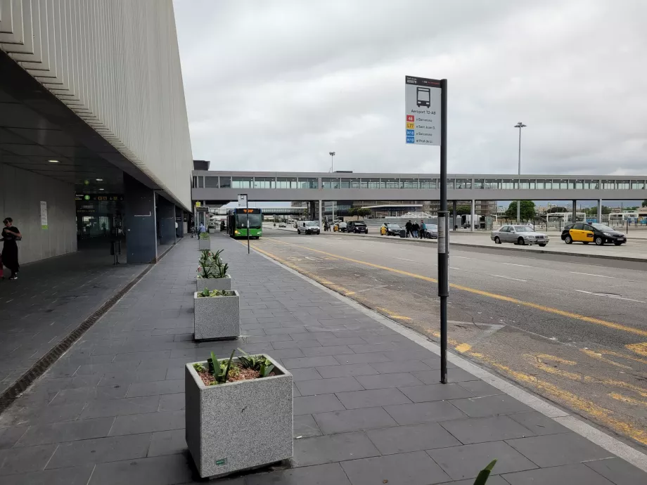 Busshållplats 46 framför Terminal 2