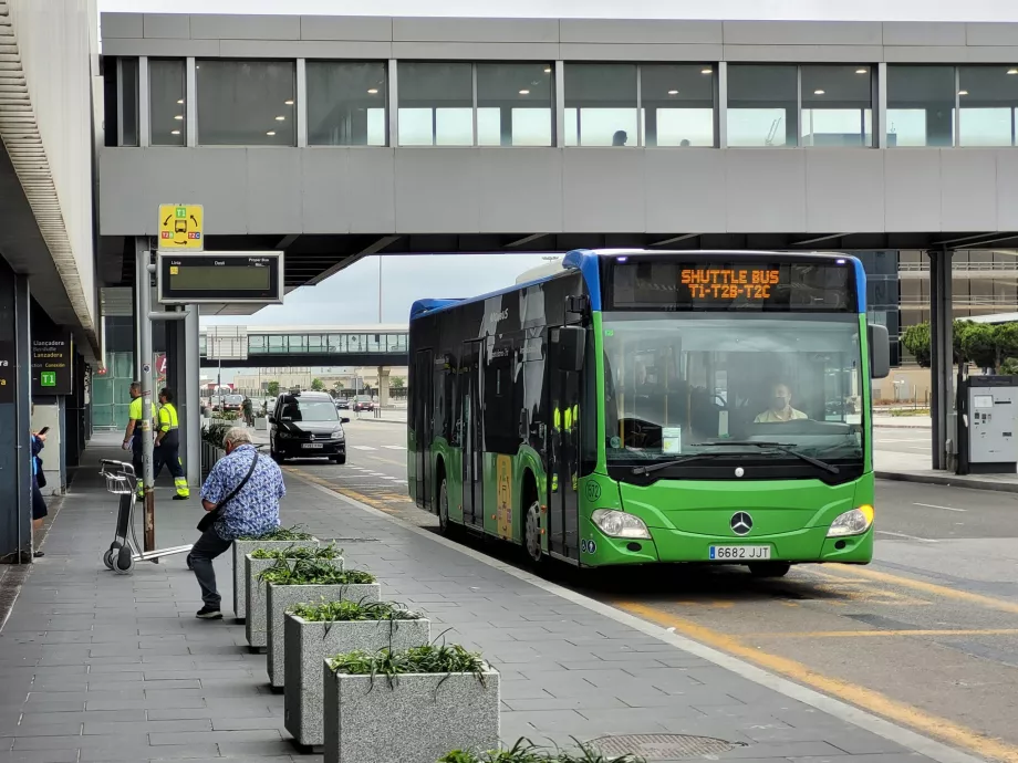 Gratis skyttelbuss mellan terminalerna