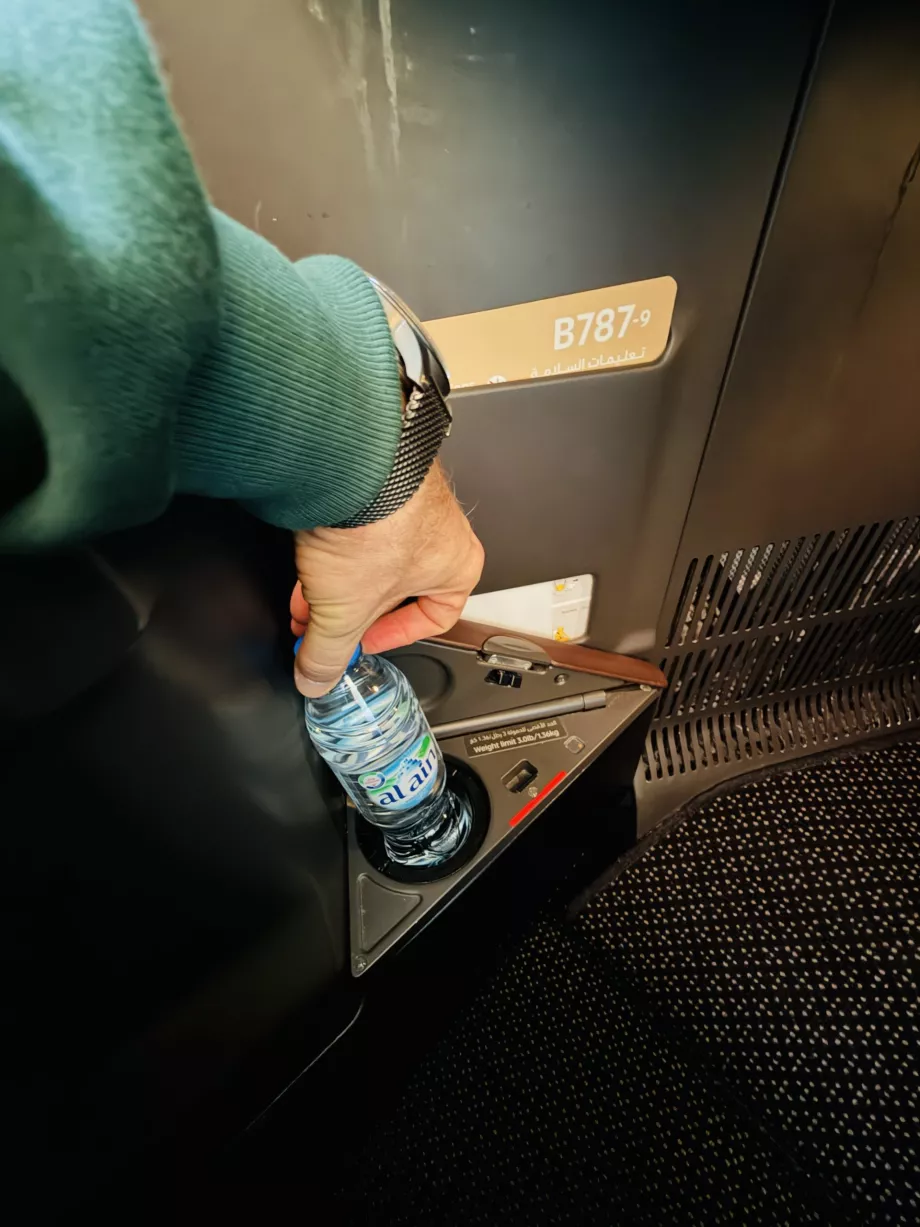 Vattenflaska i förvaringsfacket