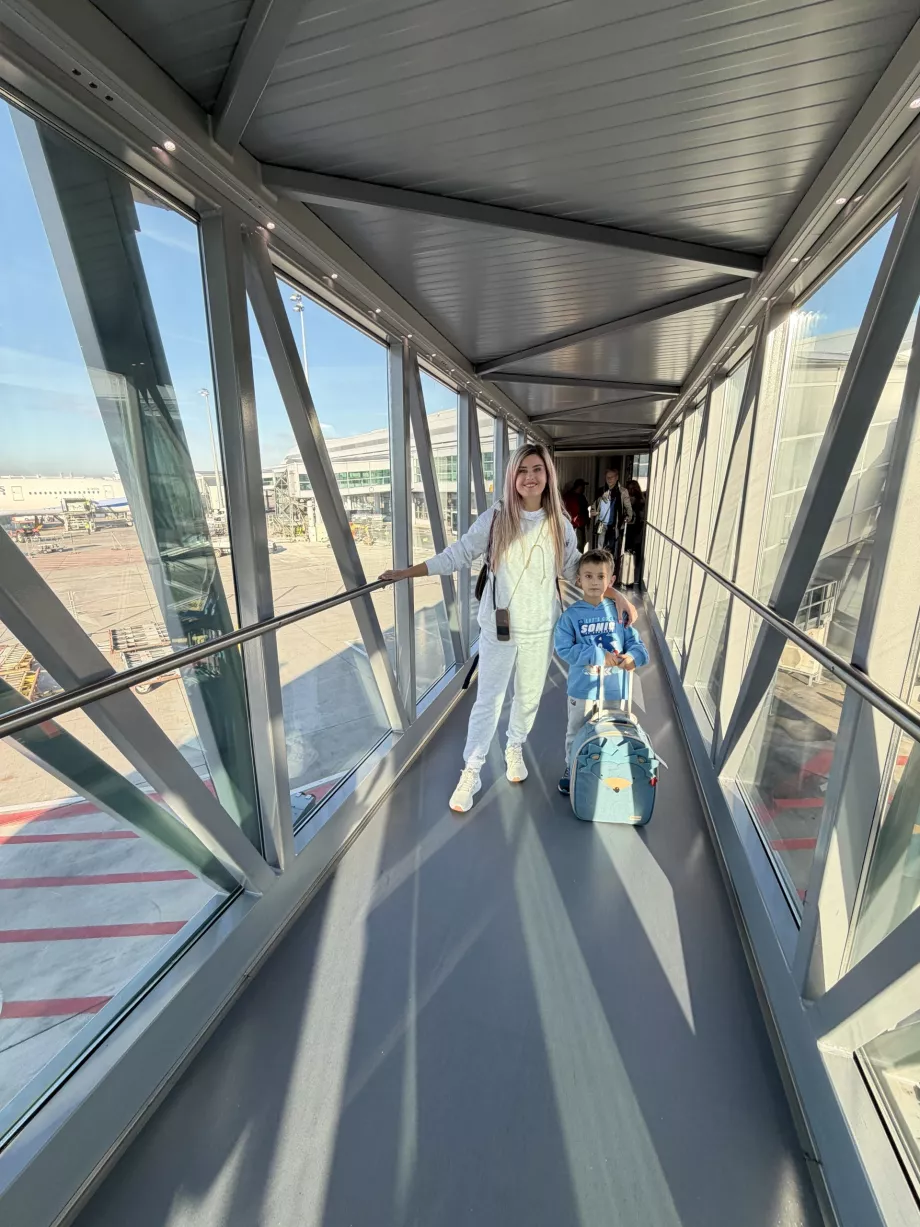 Kvinna med äldre son på bron