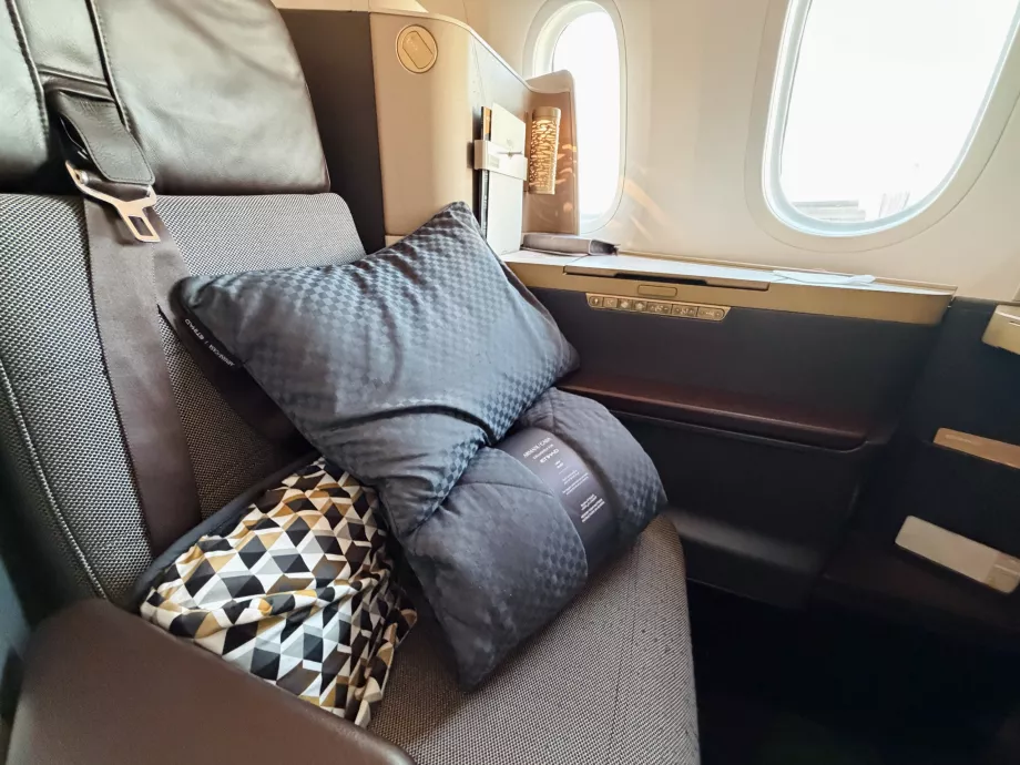 Armani ryggstöd, kudde och filt