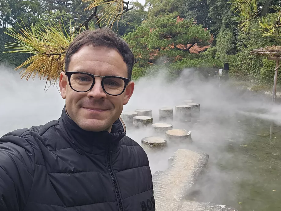Jag i trädgårdarna vid Heian-Jing Shrine
