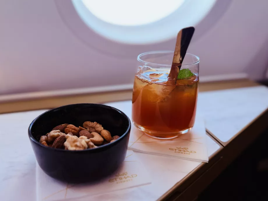 Varm nötblandning och iste