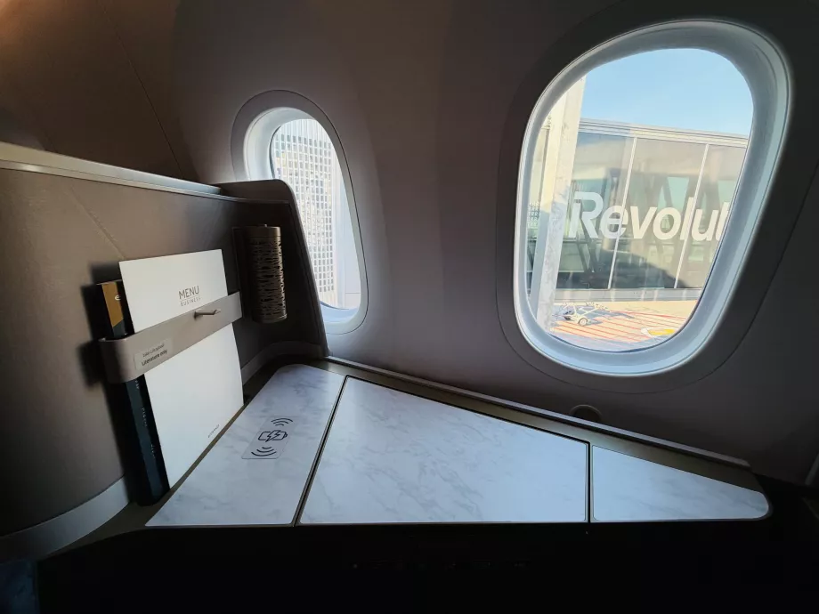 Fällbart bord och trådlös laddning