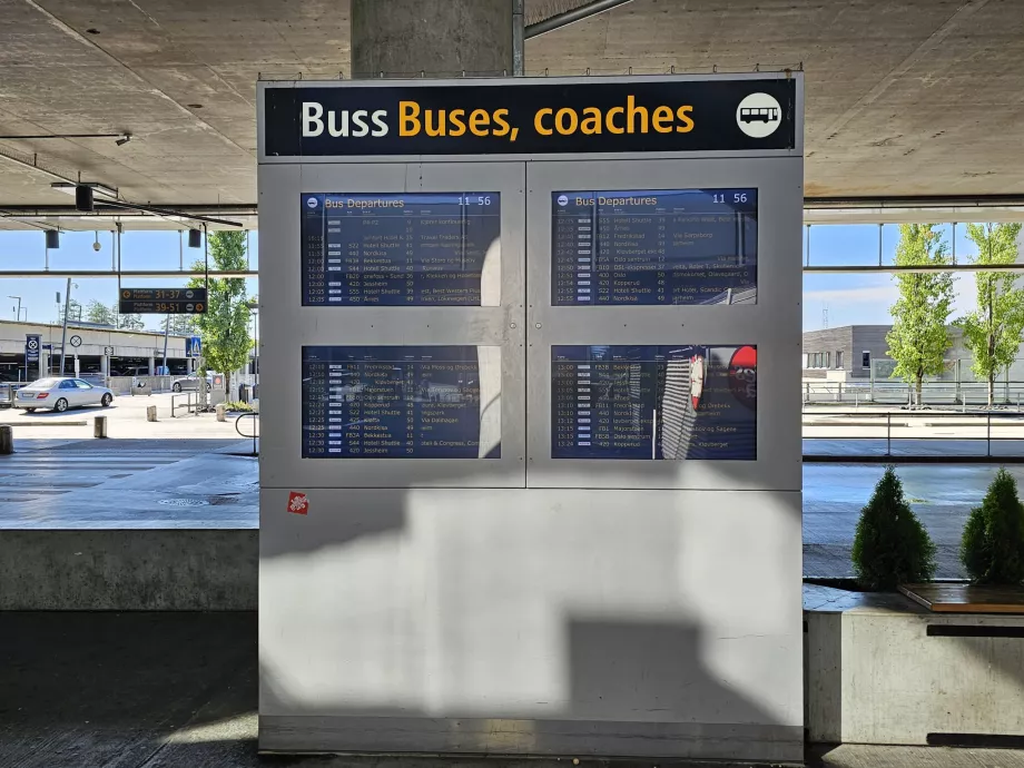 Informationstavlor med avgångstider för alla bussar