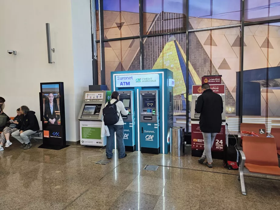 Uttagsautomater före passkontroll