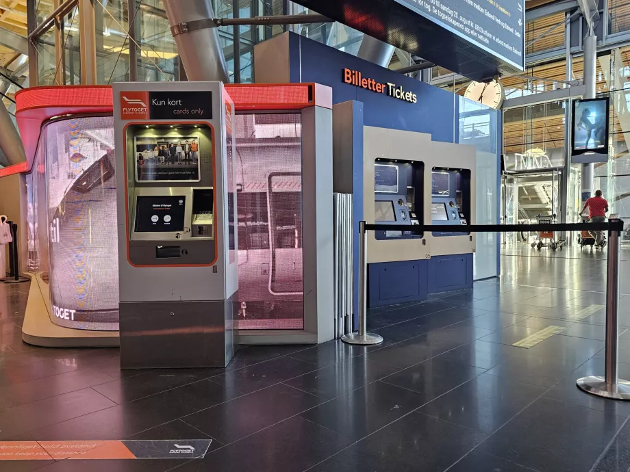 Biljettautomater: till vänster Flytoget, till höger tåg Vy