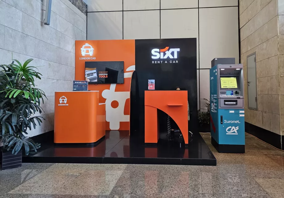 Biluthyrningsdisk i ankomsthallen