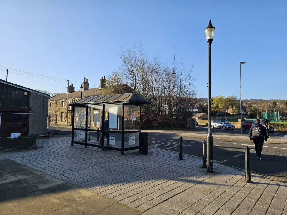 AD122 busshållplats utanför Hexham järnvägsstation