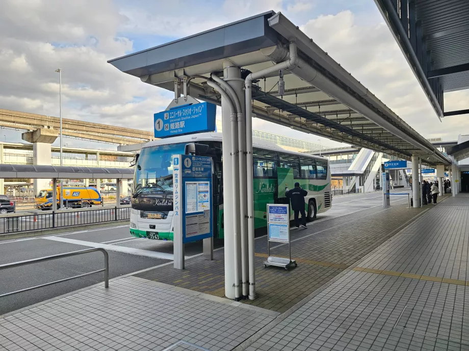 Buss framför terminalen