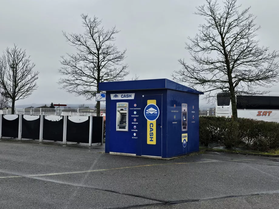 Bankomat utanför ankomsthallen