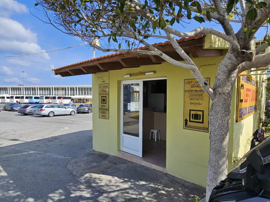 Bagageförvaring vid busshållplatsen, Heraklion Airport
