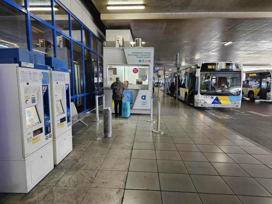 Varuautomater och biljettkontor vid busshållplatsen, Aten Airport